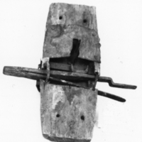 SLM 923 - Dörrlås infattat i trä, grenad låskolv