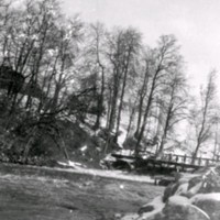 SLM M033977 - En bro över ett vattendrag på vintern.