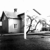 SLM R26-83-12 - Hus med trädgård i Mariefred