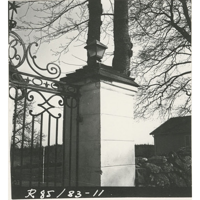 SLM R85-83-11 - Huvudingång till kyrkogården, Bärbo kyrka