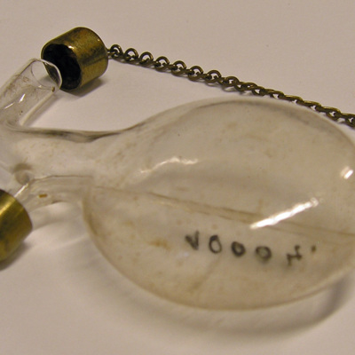 SLM 10004 - Parfymflaska av glas, två mynningar med mässingslock