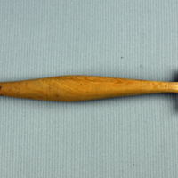 SLM 196 - Smörspade av trä, refflad i ena änden, sked i den andra