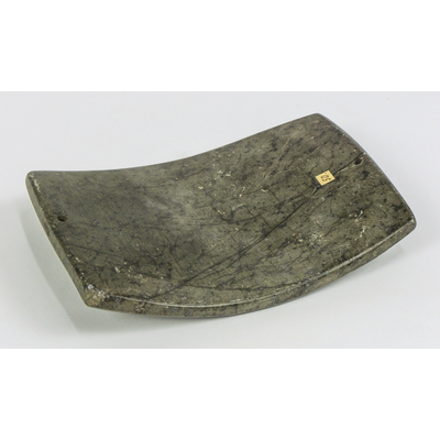 SLM 13997 - Del av skrivbordsuppsats, läskpapperhållare av marmor