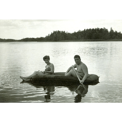 SLM P2018-0932 - Inge och Sven-Erik i gummibåt 1959