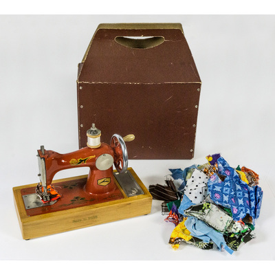 SLM 37826 1-2 - Symaskin, leksak med tillhörande kartong, från mitten av 1900-talet