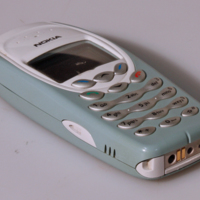 SLM 36018 - Mobiltelefon som använts i tjänsten av en polisman i Eskilstuna i början av 2000-talet