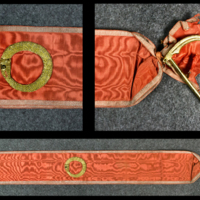 SLM 10562 3 - Ordensmärke i band, broderad krans samt en förgylld lie i ena änden