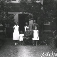 SLM X1869-78 - Familjeporträtt i villaträdgård