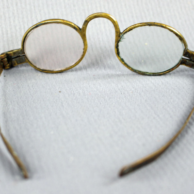 SLM 2244 - Glasögon med mässingsbågar, 1800-tal