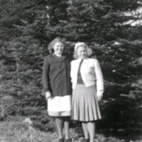 SLM M029911 - Två kvinnor framför en gran