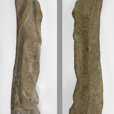 SLM 19054 - Figurfragment från kyrklig skulptur, sannolikt medeltida, med senare årtal, 1692 och 1800-tal