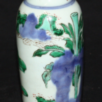 SLM 7119 - Kinesisk vas av porslin med polykrom målning, från Bernhard Österman