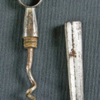 SLM 2239 - Korkskruv av järn, förvaras i slida som kan användas som handtag