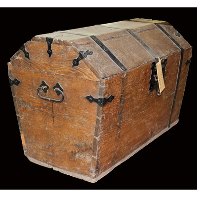SLM 2696 - Kista av trä, tredelat lock, järnband, från Vagnhärads socken