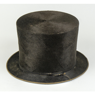 SLM 51834 - Hög hatt, cylinderhatt klädd med svart silkesfelb, pappfoder märkt 
