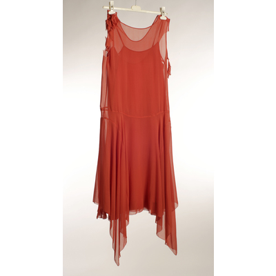 SLM 12602 - Aftonklänning av röd crepe de chine, 1920-tal
