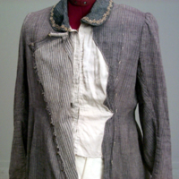 SLM 29710 - Grossessklänning av småmönstrad bomull, hemvävt på Juresta 1870-tal