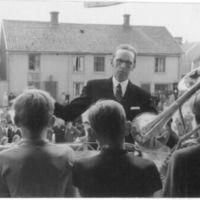 SLM M024425 - Hembygdens dag i Mariefred 1947, kantor Strandberg leder pojkorkester