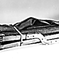 SLM 26951 1-2 - Hopfällbar tältsäng av trä och metall med tillhörande påse