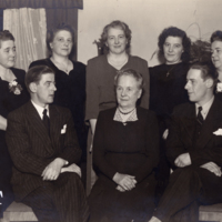 SLM P12-229 - Hulda Karlsson med sina barn, 1940-tal