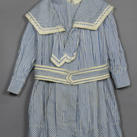 SLM 28286 - Barnklänning av randigt bomullstyg i blått och vitt, från Ökna i Floda socken