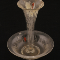 SLM 8085 - Vas av glas med trumpetformad hållare på fat, blomstermotiv