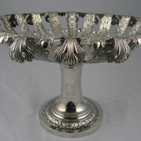 SLM 24504 - Genombruten silverskål på hög fot, tillverkad av Adolf Zethelius (1781-1864) år 1835