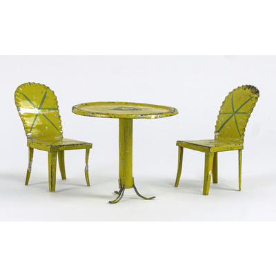 SLM 54899, 54900 - Dockskåpsmöbler av gulmålad plåt, ett bord och två stolar