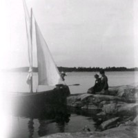 SLM RR89-98-1 - Två kvinnor vid en segelbåt i skärgården, 1900