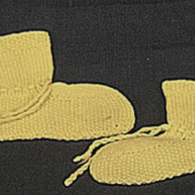 SLM 31786 - Babysockor stickade av gult ullgarn, 1940-talets slut