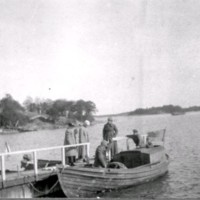 SLM M027884 - Båt och människor vid bryggan, Oxelösund, tidigt 1900-tal