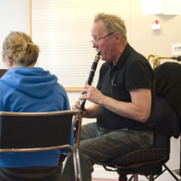 SLM D08-484 - Alf Hjertzell arbetar som musiklärare.