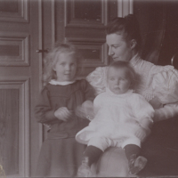 SLM P11-6717 - Elisabeth, Hildegard och Marianne Indebetou