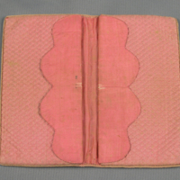 SLM 8867 - Plånbok av rosa våffelvävt siden, 1700-talets slut eller 1800-talets början