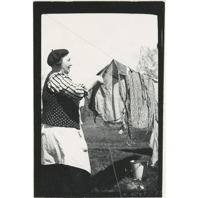 SLM X4147-78 - Kvinna hänger tvätt vid Kroberga i Ärla socken