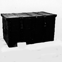 SLM 13063 - Kista med kraftiga svartmålade järnband och tre låsanordningar