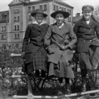 SLM P05-336 - Maj-Sofi Ahlstrand, Karin Jurell och kamrat vid korsbron i Nyköping 1917-18