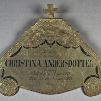 SLM 34097 3 - Gravplåt av plåt, över Christina Andersdotter från Åsby (1792-1874)