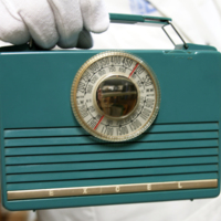SLM 25892 - Batteridriven transistorradio, turkosfärgad metall, bärbar, 1900-talets mitt
