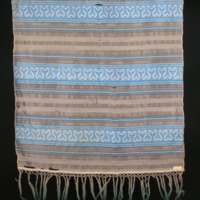 SLM 4964 - Schal av siden, motiv med ränder i blått och vitt