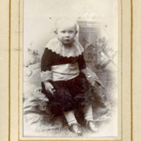 SLM P2013-175 - Porträtt av ung pojke i kolt