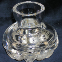 SLM 28197 - Vas av glas, dekoration av formpressat blommotiv i basen, Skrufs glasbruk
