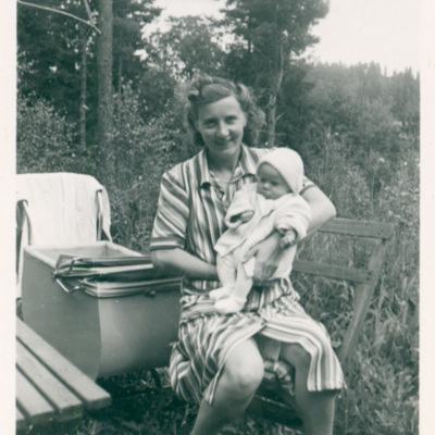 SLM P2015-670 - Karin Wohlin med yngsta dottern Suzanne 1945.