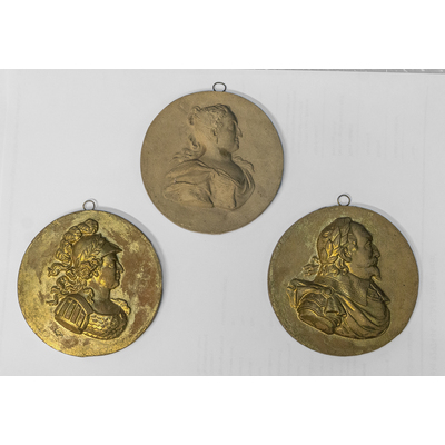 SLM 9925-9935 - 11 medaljonger av terrakotta, varav sex är förgyllda, svenska regentporträtt