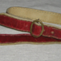 SLM 21374 4 - Knäbälten av röd saffian, avsedd att fästas nertill på Västra Vingåkers mansdräkts byxa