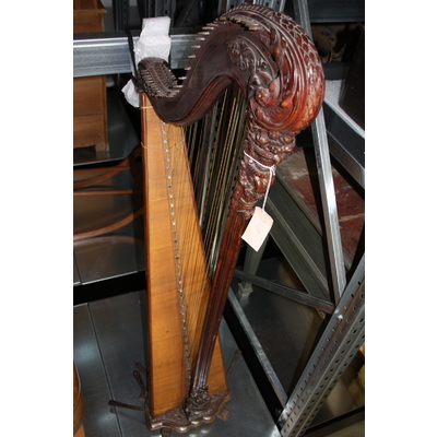 SLM 3818 - Harpa med rika utskärningar av blomster och lagerstav