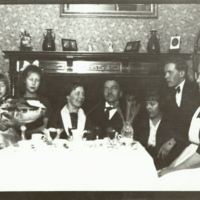 SLM P12-225 - Familjen samlad, Hulda och Erik Karlsson, Jakobsberg, 1910-tal