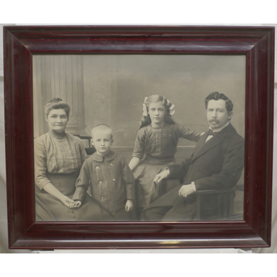 SLM 10873 1 - Inramat foto, skomakaren Gustaf Berglund med hustru och barn, 1910-tal