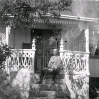 SLM M032616 - Civilingenjör Knut Pauli på trappan till Larssons stuga, Mölle år 1925