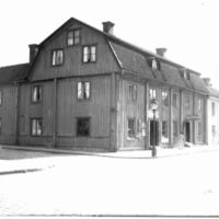 SLM X202-78 - Konsul Johanssons gård, hörnet V. Storgatan/Bagaregatan i Nyköping år 1920